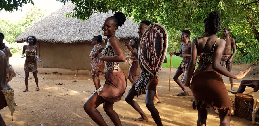 Tanzgruppe im Kisumu Museum