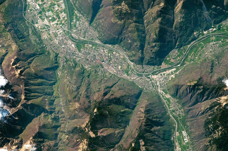 Bellinzona im Ticino-Tal mit dem gewundenen Ticino und den umliegenden Alpen