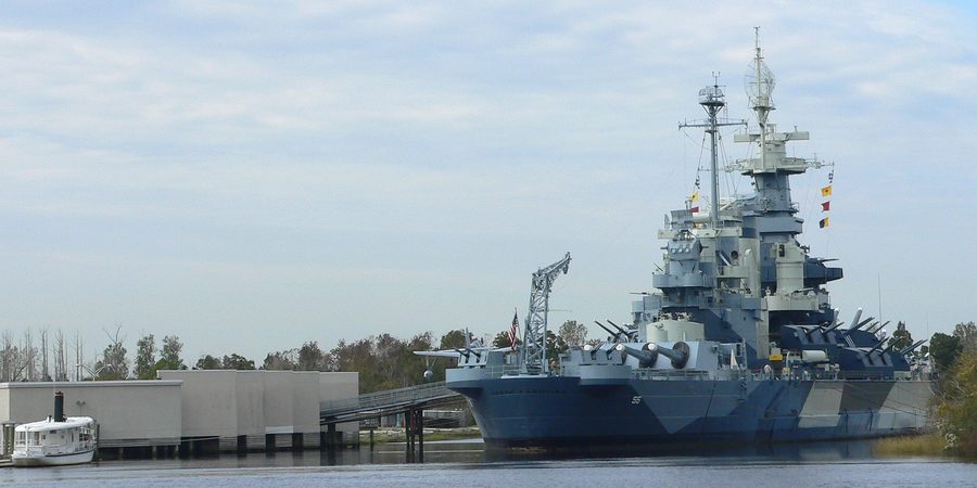 Das Schlachtschiff USS North Carolina nahe der Mündung des Cape Fear River in Wilmington