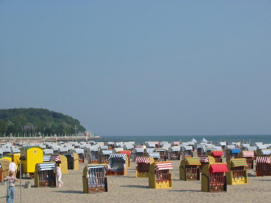 Strand von Travemünde mit typischen Strandkörben