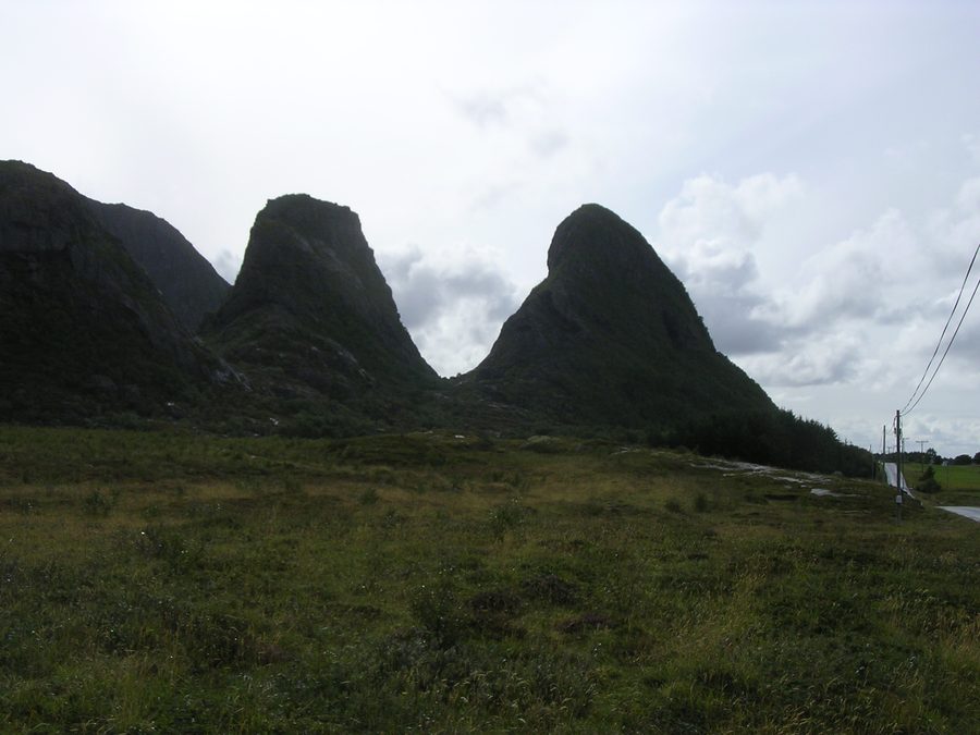 Die kleinen charakteristischen Berge Eidebelgan auf der Westseite der Insel Tomma bei Nesna.