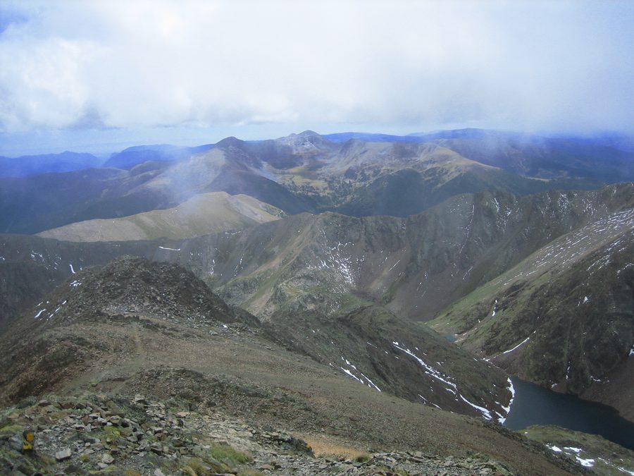 Panorama nahe dem Gipfel des Coma Pedrosa mit Blick auf den Estany Negre in La Massana, Andorra