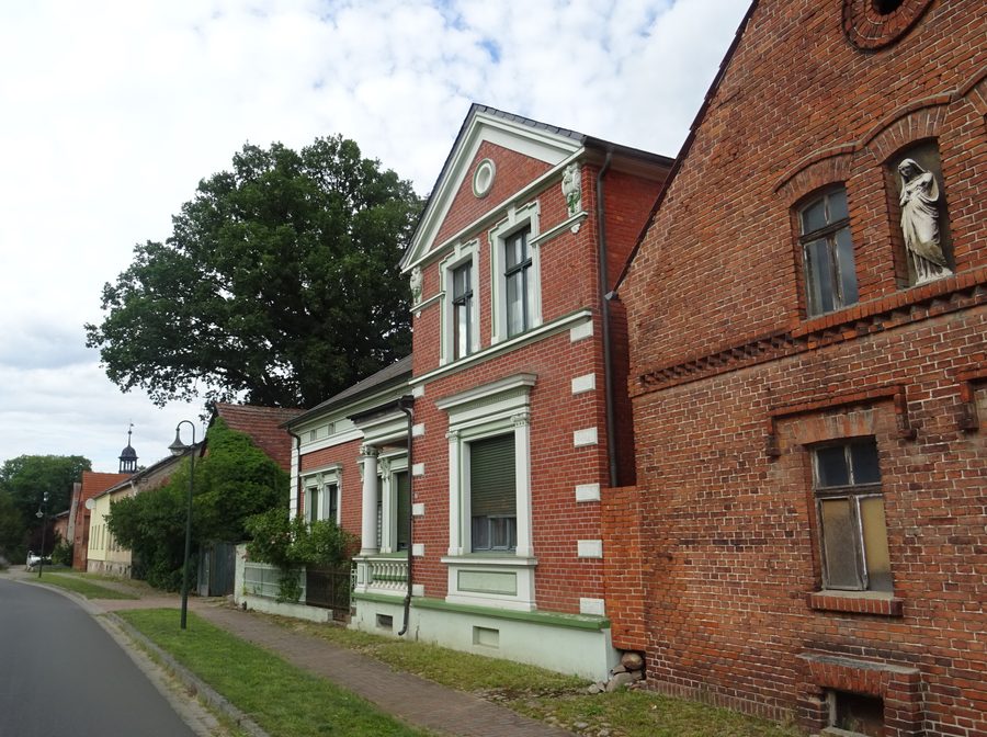 Denkmalgeschützter Bauernhof in der Dorfstraße 25 in Bertingen, Gemeinde Angern