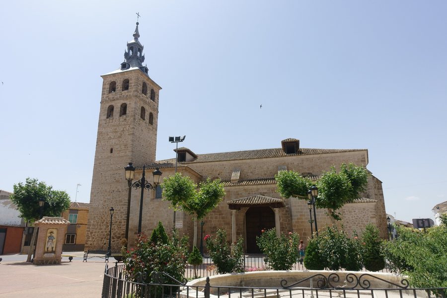 File:Iglesia de San Martín Obispo, Lillo 01.jpg