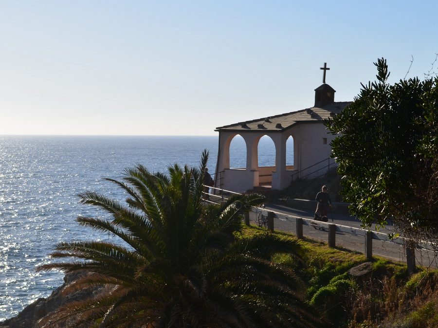 Cappella della Madonnina della Punta a Bonassola, affacciata sulla costa