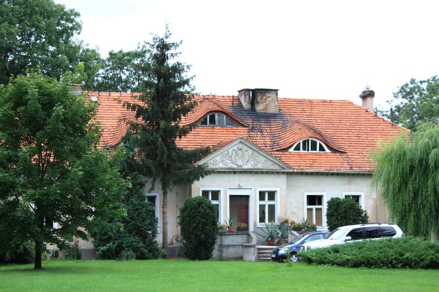 File:Sobota Zespół Dworski - dwór 2 ewkaj.JPG