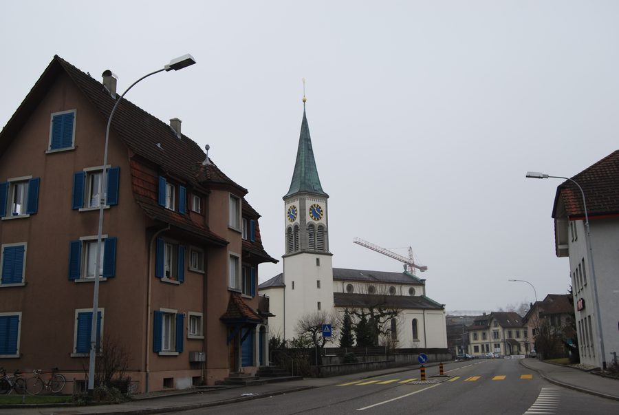 Außenansicht der reformierten Kirche Oberentfelden im Kanton Aargau