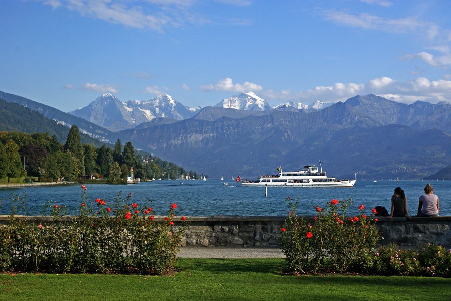 Schadaupark mit Blick auf Schloss Schadau, den Thunersee und die Berner Alpen
