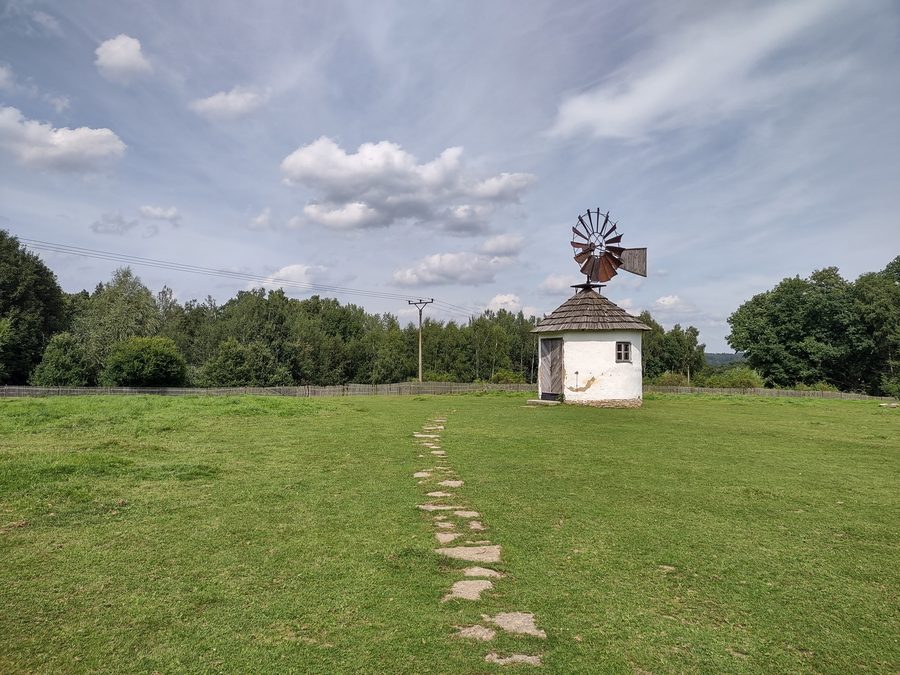 Windmühle im lebendigen Freilichtmuseum von Jindřichovice pod Smrkem