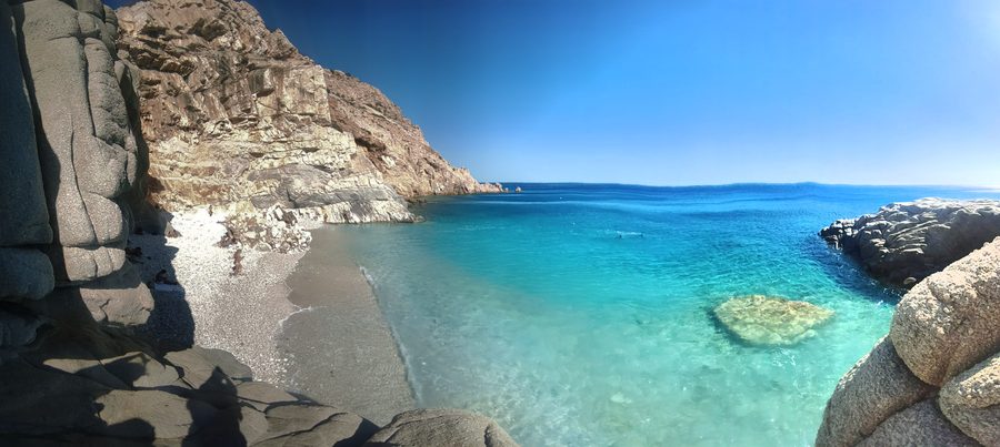 Seychellen Beach auf Ikaria mit türkisfarbenem Wasser und felsiger Küste