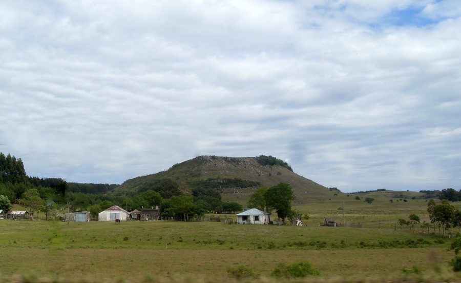 Hügellandschaft im Landesinneren von Rivera