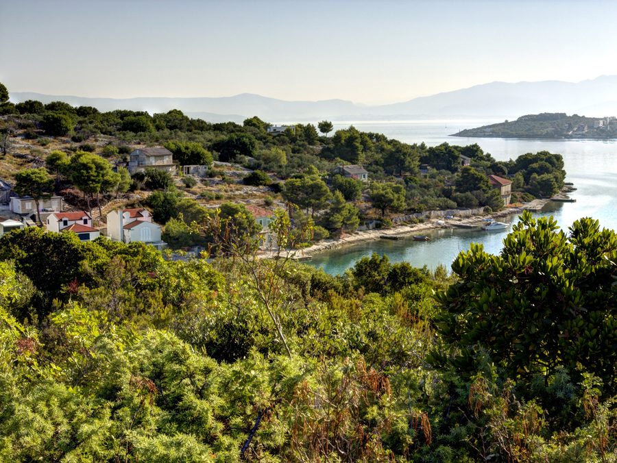 Küstenabschnitt von Podkamenica in der Bucht von Nečujam