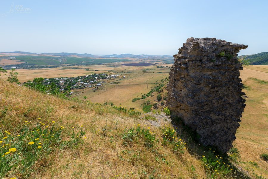 Ruinen der Gulistan-Festung in der Landschaft bei Shamakhi, Aserbaidschan