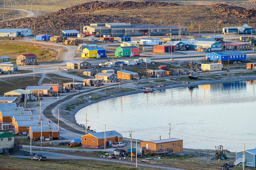 Ulukhaktok auf Victoria Island, von einer Anhöhe aus gesehen