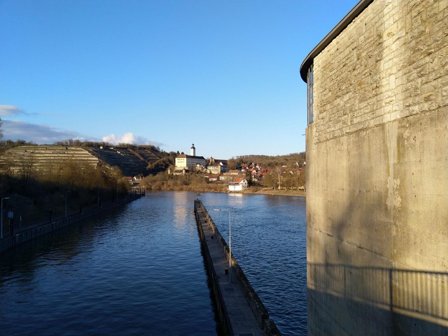Blick von der Neckarschleuse Gundelsheim auf die Stadt und Schloss Horneck