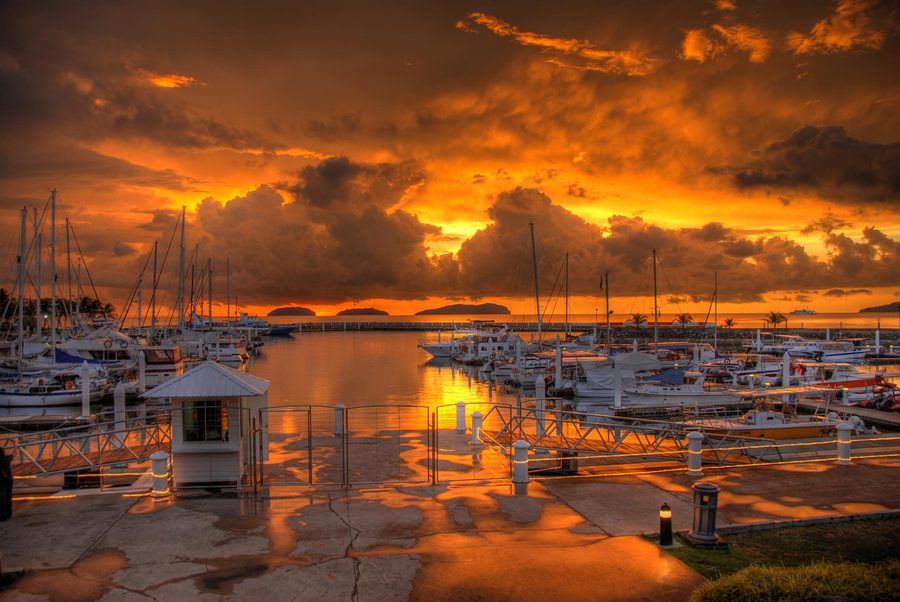 Sonnenuntergang über Sutera Harbour in Kota Kinabalu, Sabah, Malaysia