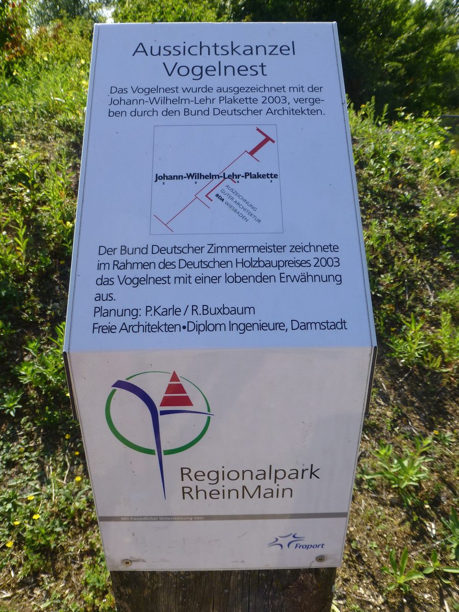 Aussichtskanzel Vogelnest mit Informationstafel des Regionalparks Rhein-Main
