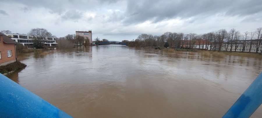 Weserhochwasser in Nienburg, Blick von der Wesertorbrücke nach Norden