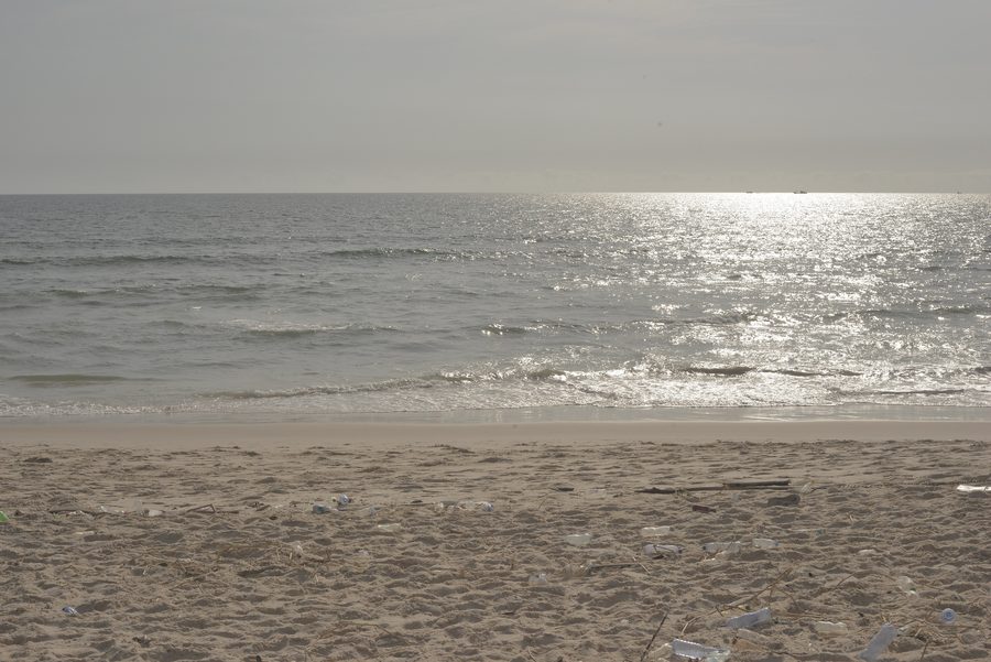 Sandstrand an der Küste bei Pointe-Noire