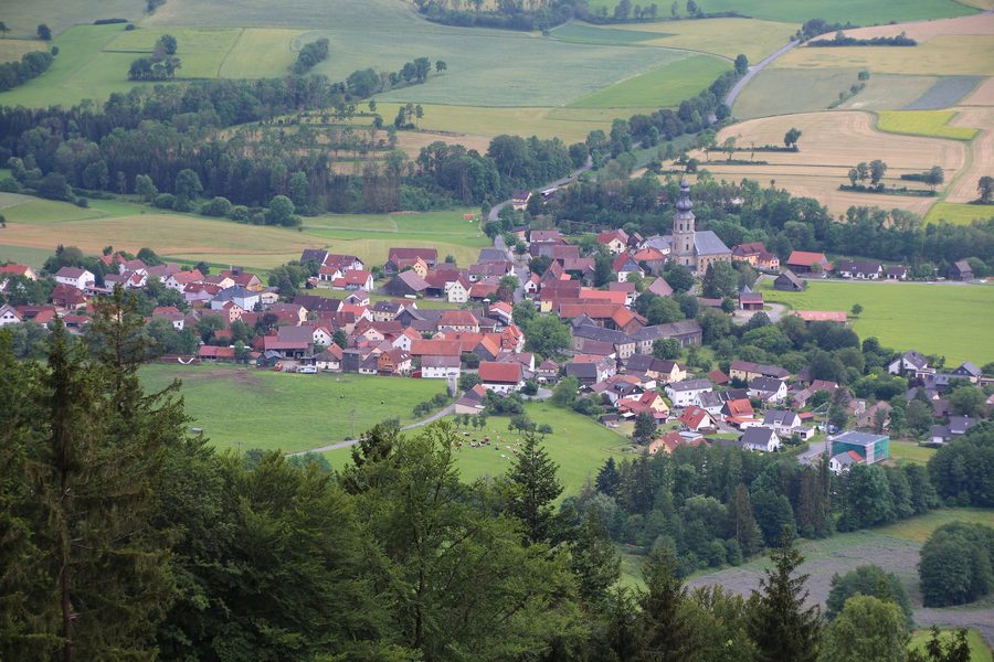 Blick auf Seibelsdorf, einen Ortsteil von Marktrodach, von der Radspitze aus