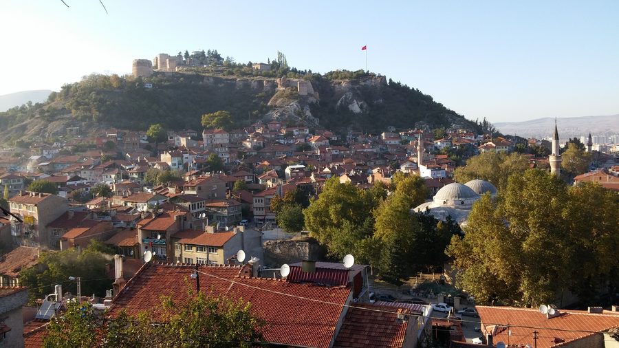 Blick auf die Burg von Kütahya über der Stadt