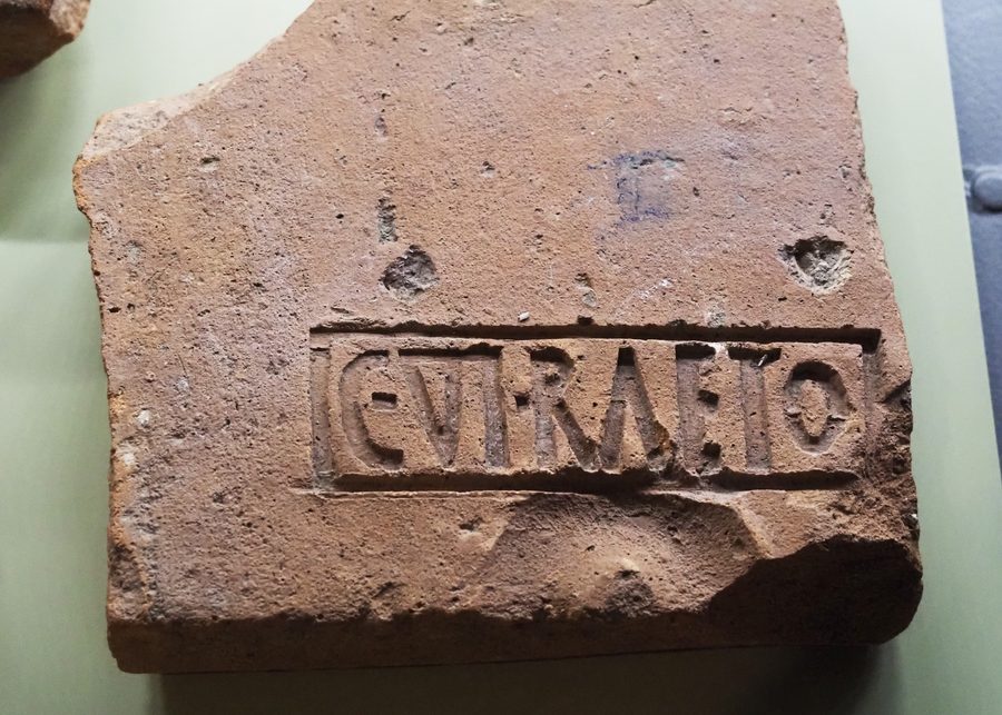 Römischer Ziegel mit Stempel aus dem Legionslager Vindonissa im Vindonissa Museum
