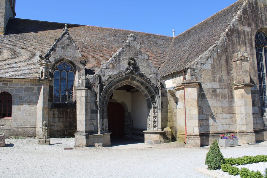 File:Sizun Portail de l'église Saint-Cadou.jpg