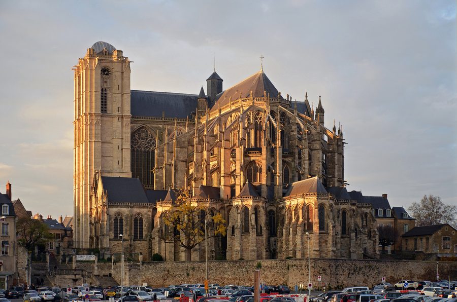 Außenansicht der Kathedrale Saint-Julien in Le Mans im Herbst