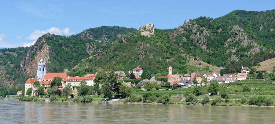 Dürnstein im Wachautal mit Kloster und Burgruine im Hintergrund