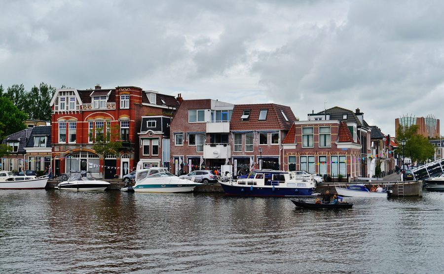 Grachten in Sneek mit Uferhäusern und Booten
