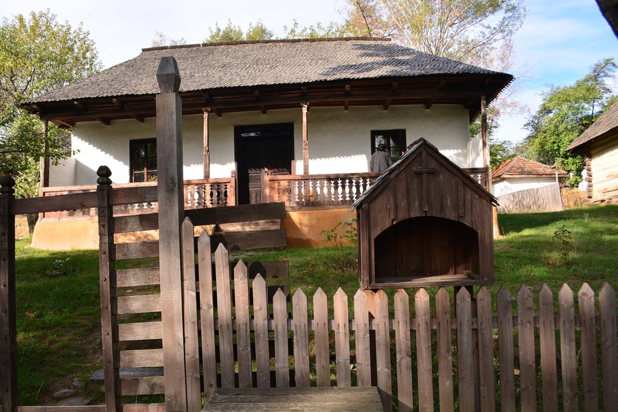 File:Homestead from Nereju Mic, Vrancea in Village Museum, Bucharest 01.jpg