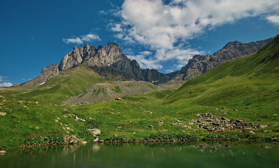 File:Chaukhi Mountain & Tina Lake, Juta Valley, Mtskheta-Mtianeti, Georgia.jpg