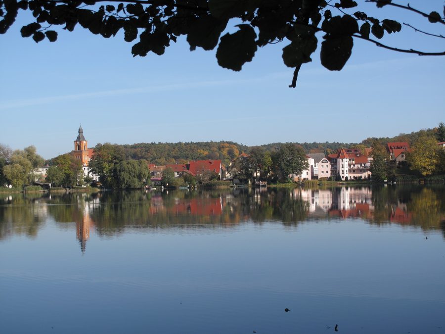 Blick über den Buckowsee auf das Zentrum von Buckow
