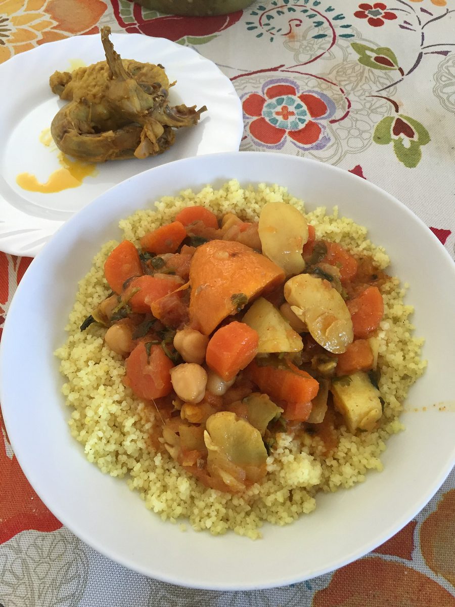 Algerischer Couscous mit Gemüsesuppe und Hähnchen