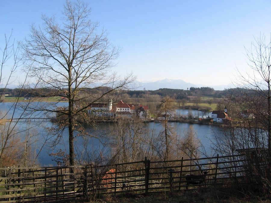 Kloster Seeon mit den Chiemgauer Alpen im Hintergrund