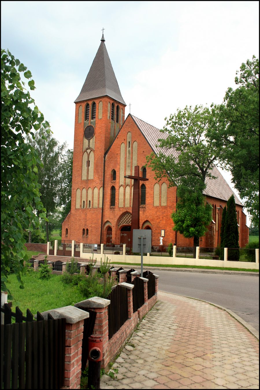 Neugotische St.-Andreas-Bobola-Kirche in Dubeninki