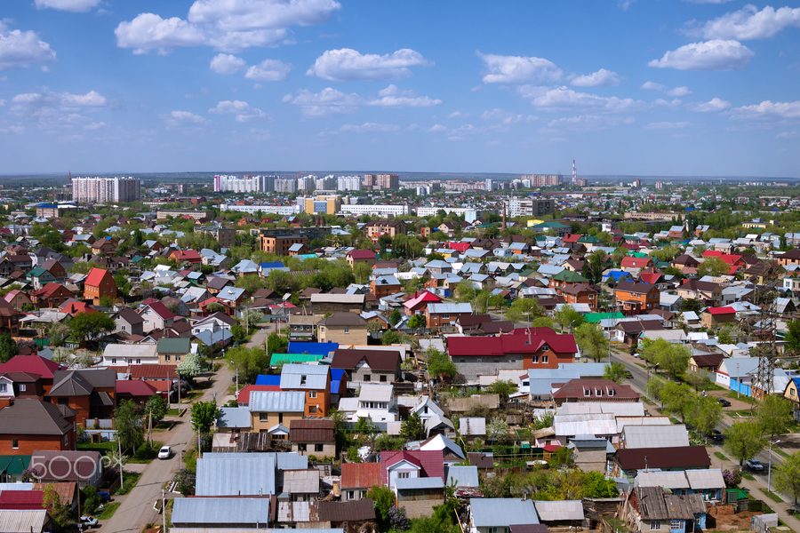 Luftaufnahme von Orenburg mit Stadtgebiet und Flusslandschaft