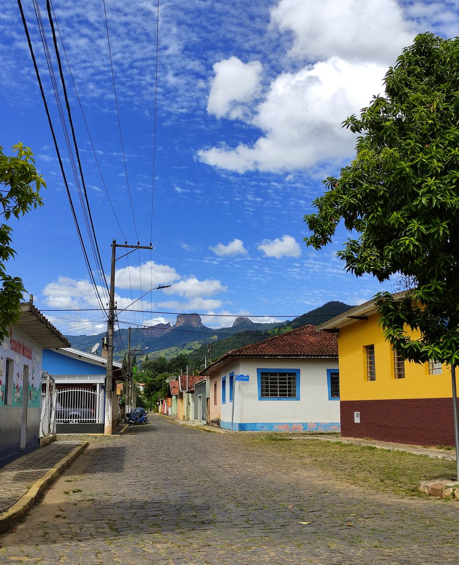 Leere Straße im Zentrum von São Bento do Sapucaí mit Pedra do Baú im Hintergrund