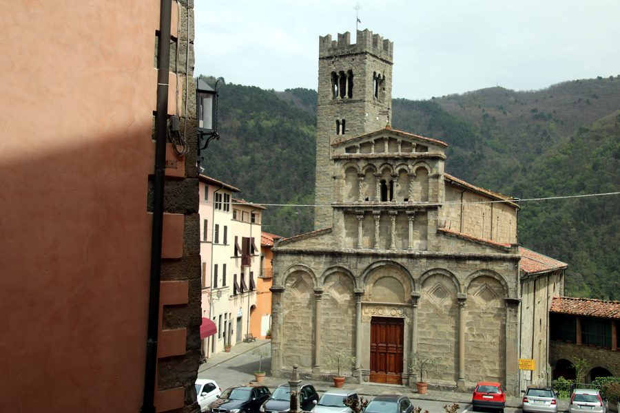 Außenansicht der Pieve di Santa Maria Assunta in Villa Basilica