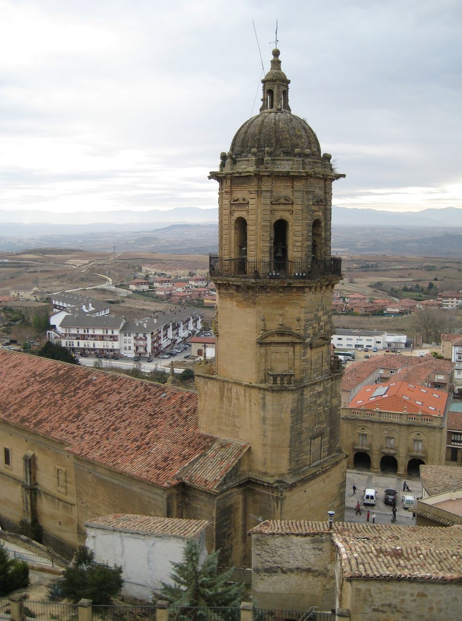 Blick auf Labastida mit der Kirche Nuestra Señora de la Asunción und der Landschaft der Rioja Alavesa
