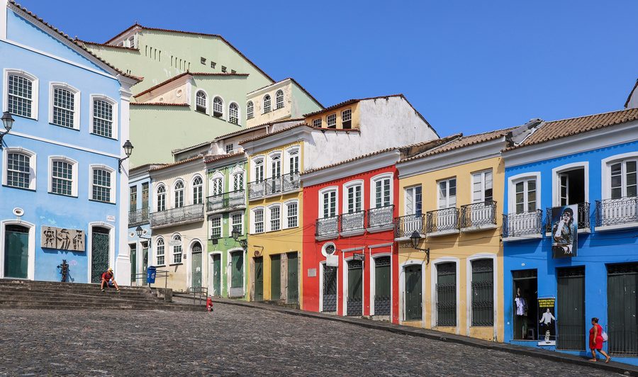 Farbenfrohe historische Häuser am Largo do Pelourinho in Salvador, Bahia