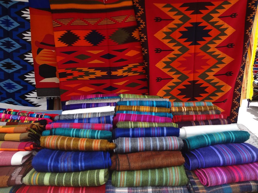 Stände auf dem Kunsthandwerksmarkt von Otavalo in den Anden