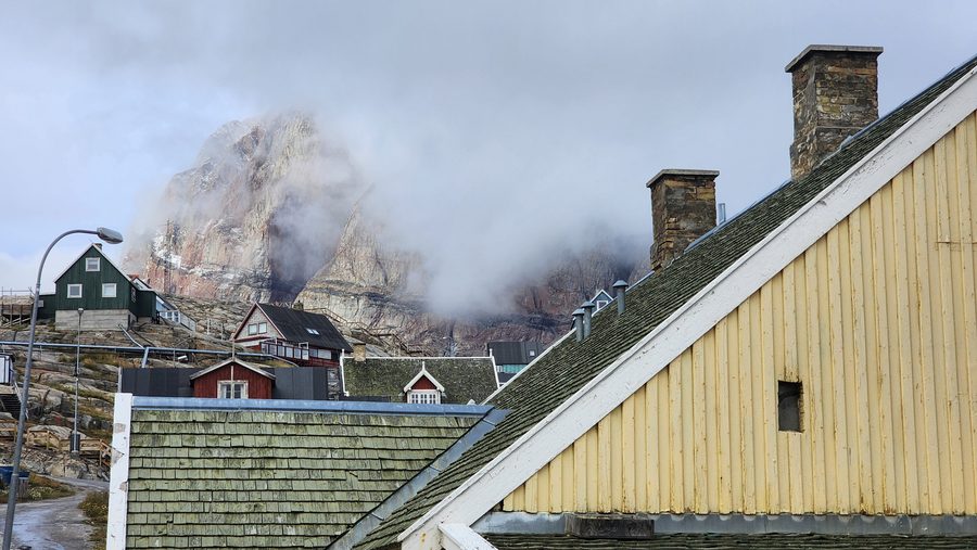 Blick von der Siedlung auf den Uummannaq-Berg in Grönland