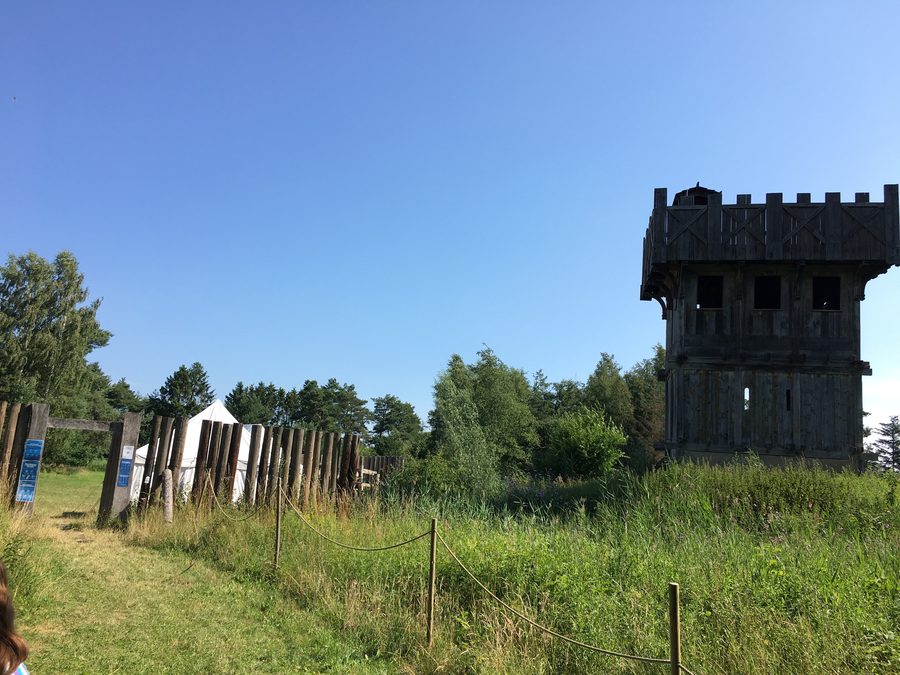 Tårn og indgang ved Ulvsborg Historisk Værksted