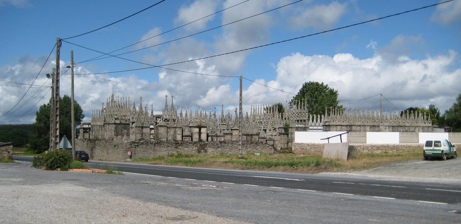 Nationalstraße 634 und Friedhof von Goiriz in Vilalba, Lugo