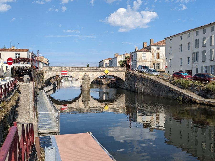 Port de Marans avec le pont de pierre