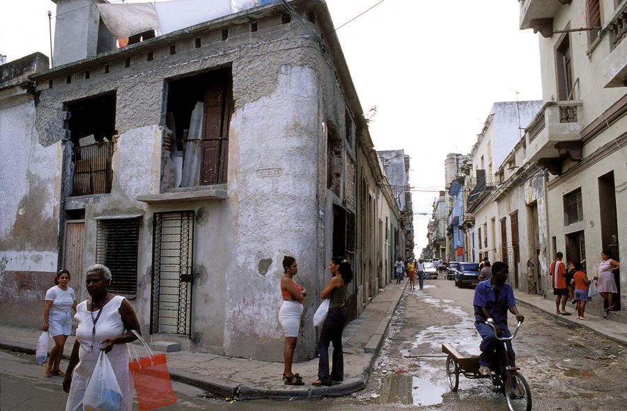 Straße in Alt-Havanna mit kolonialen Gebäuden.