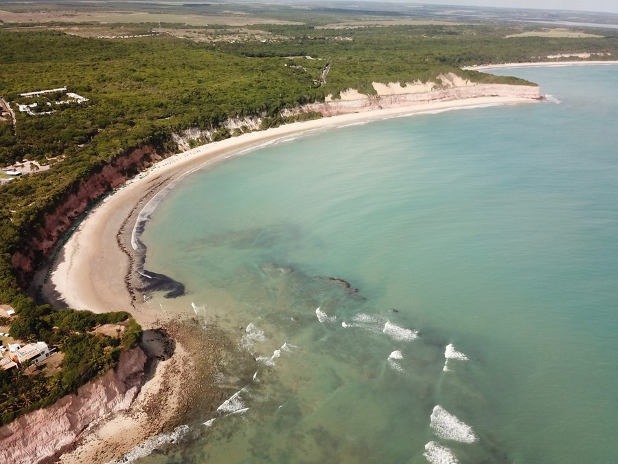 Luftaufnahme der Baía dos Golfinhos bei Pipa mit Bucht, Strand und Küstenlinie