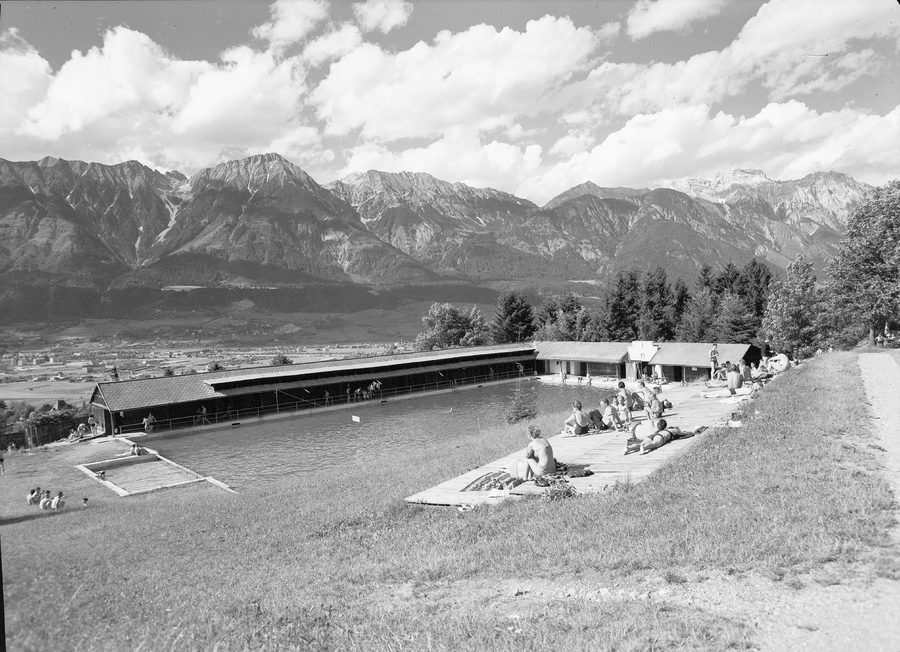 Blick vom Schwimmbad Schönruh in Aldrans auf die Tiroler Bergketten