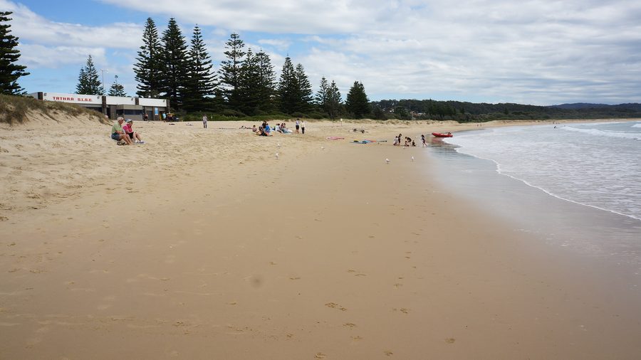 Tathra Beach mit Küste und Blick zum Surf Life Saving Club